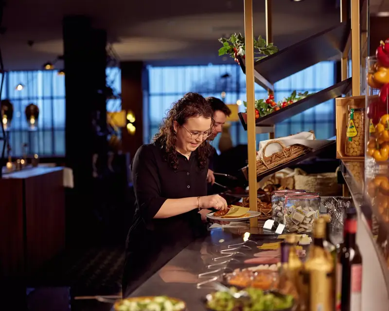 Een gast geniet van het hotelontbijt in het restaurant van Hotel Volendam