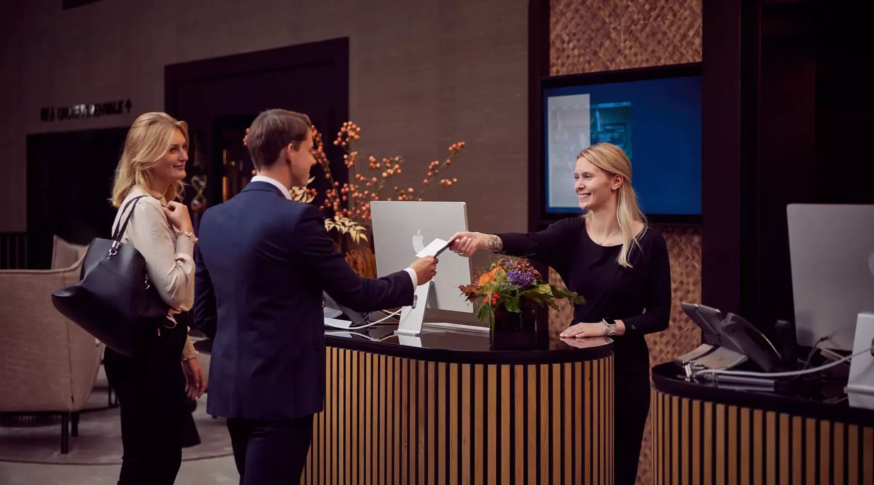 Koppel bij de receptie van hotel Groningen - Zuidbroek.