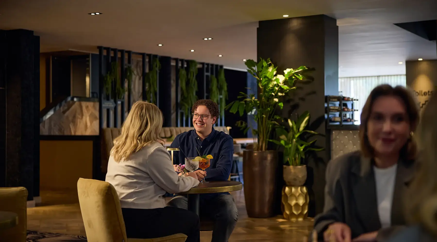 Prendre un verre au bar de l'hôtel