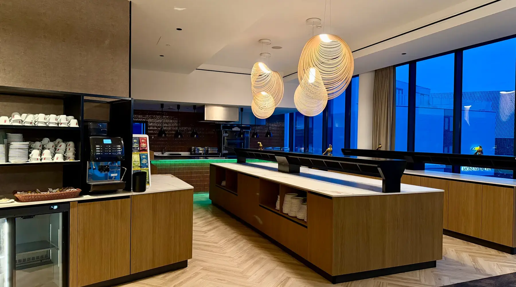 salle avec buffet et cuisine