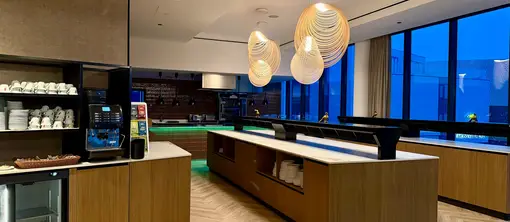 Besprechungsraum mit Buffet und Kücheneinrichtungen