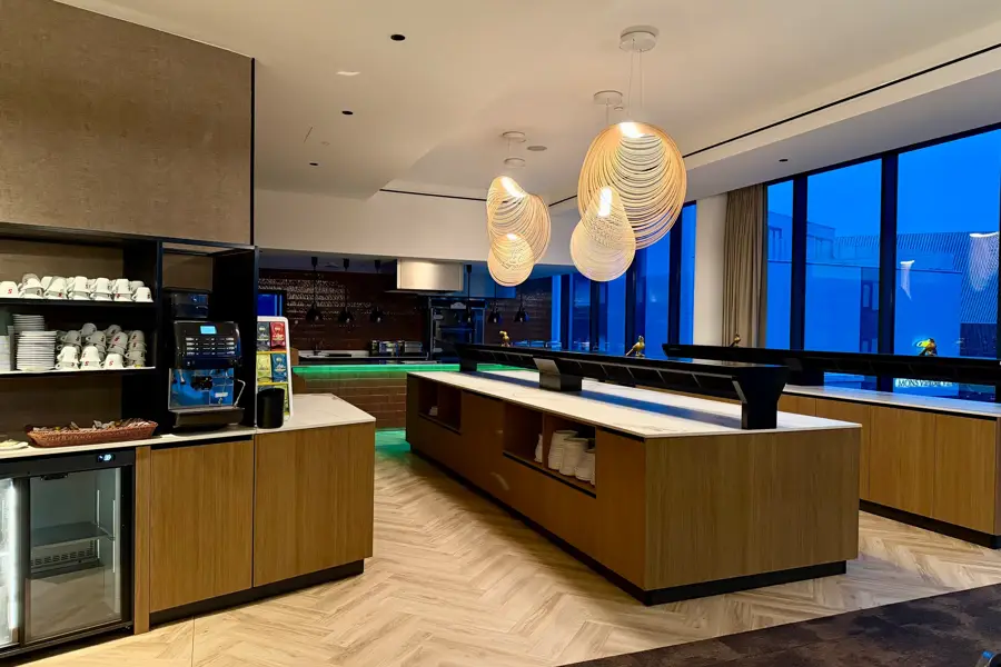 salle avec buffet et cuisine