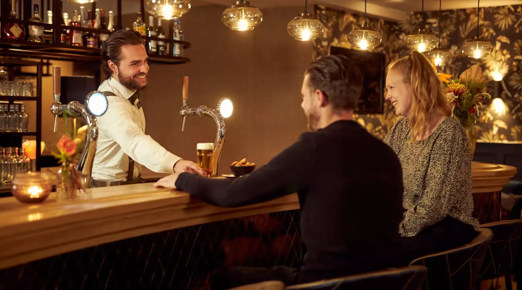 Guests are having a drink in the hotel bar of Hotel Groningen - Zuidbroek A7.