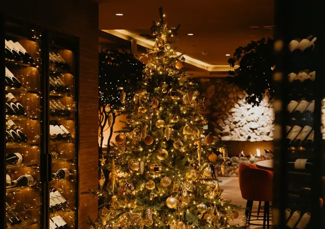 Kerstboom bij wijnkoelkast