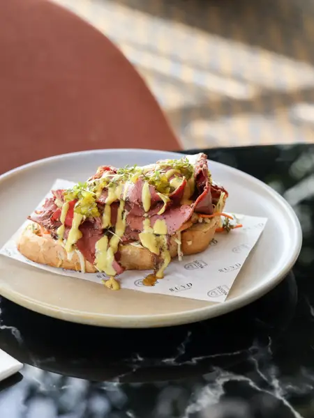 Een pinsa broodje op bord 