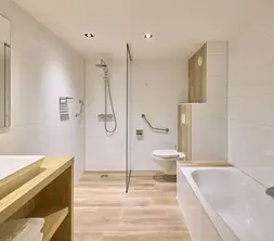 Luxe badkamer met ligbad, inloopdouche en dubbele wastafel in Van der Valk Hotel Leusden-Amersfoort