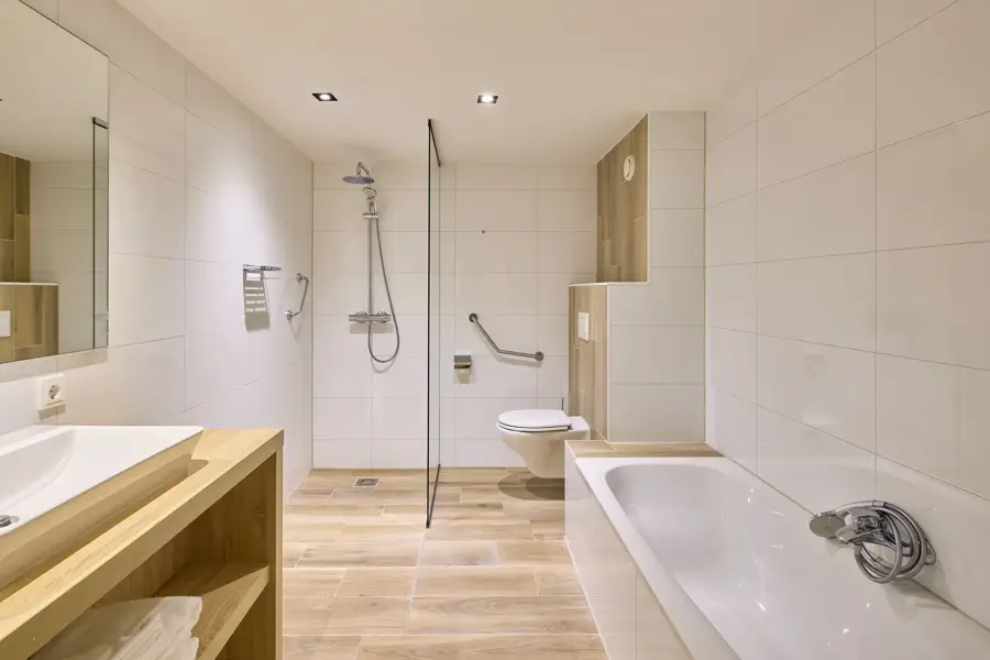 Salle de bain de luxe avec baignoire, douche à l'italienne et double lavabo à l'hôtel Van der Valk Leusden-Amersfoort