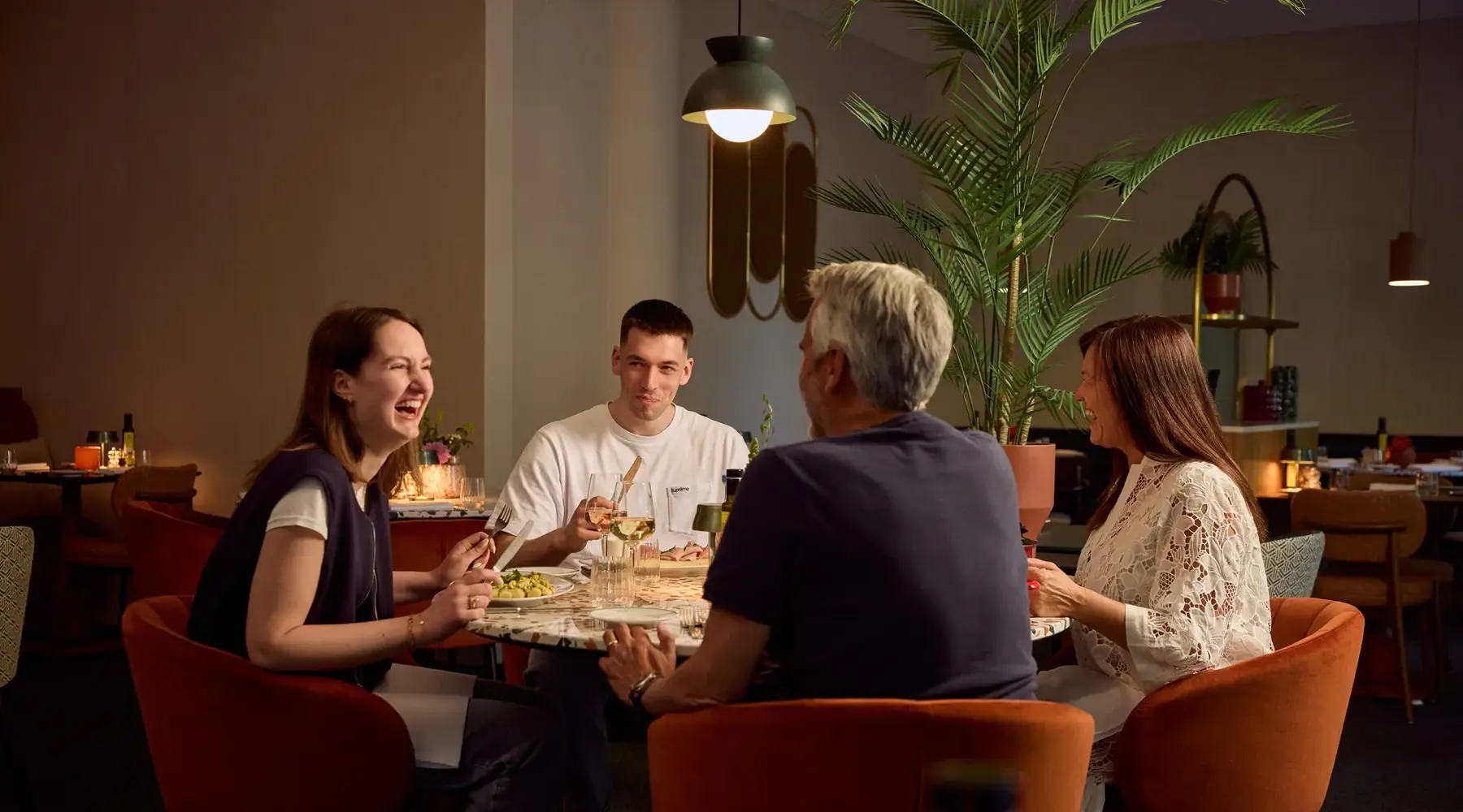 Freunde essen in einem Van der Valk Restaurant