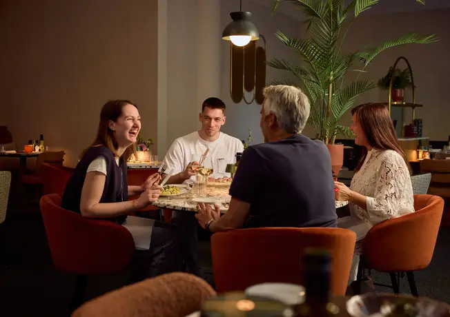 4 Personen beim Abendessen im Restaurant des Hotels Park Lane Antwerpen