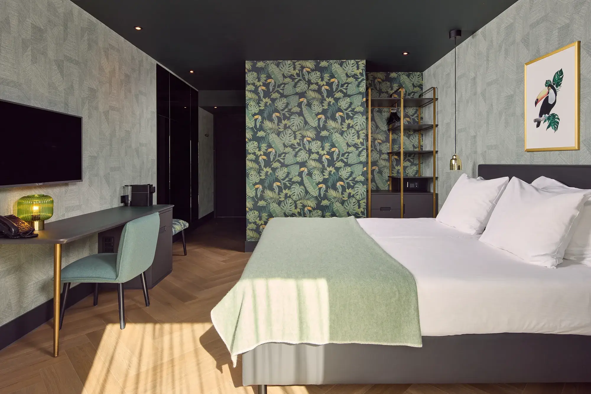 Comfort kamer met tweepersoonsbed en bureau