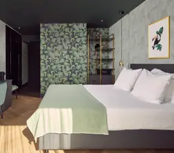 Comfort kamer met tweepersoonsbed en bureau