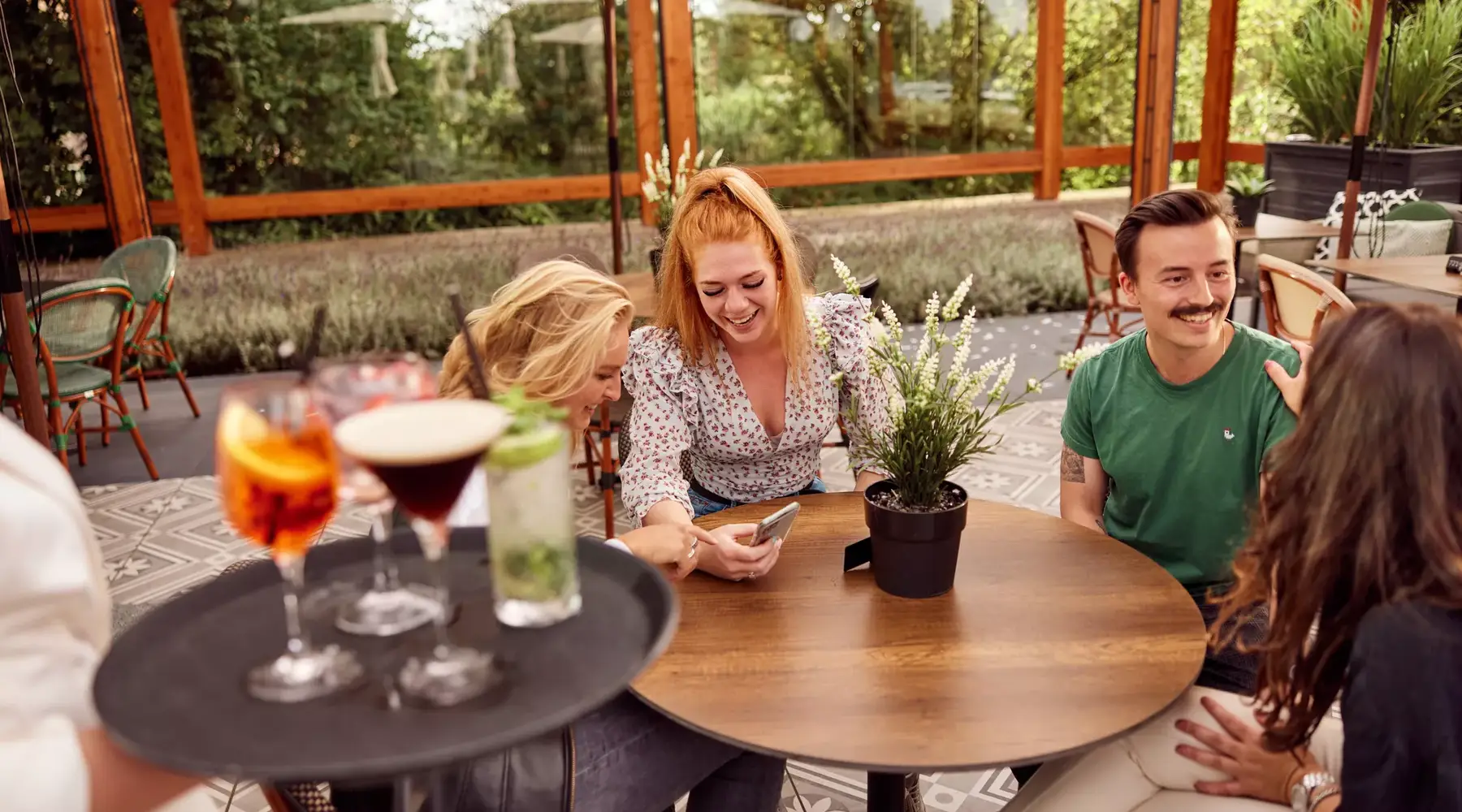 Gasten drinken wat op het terras van Hotel Breukelen