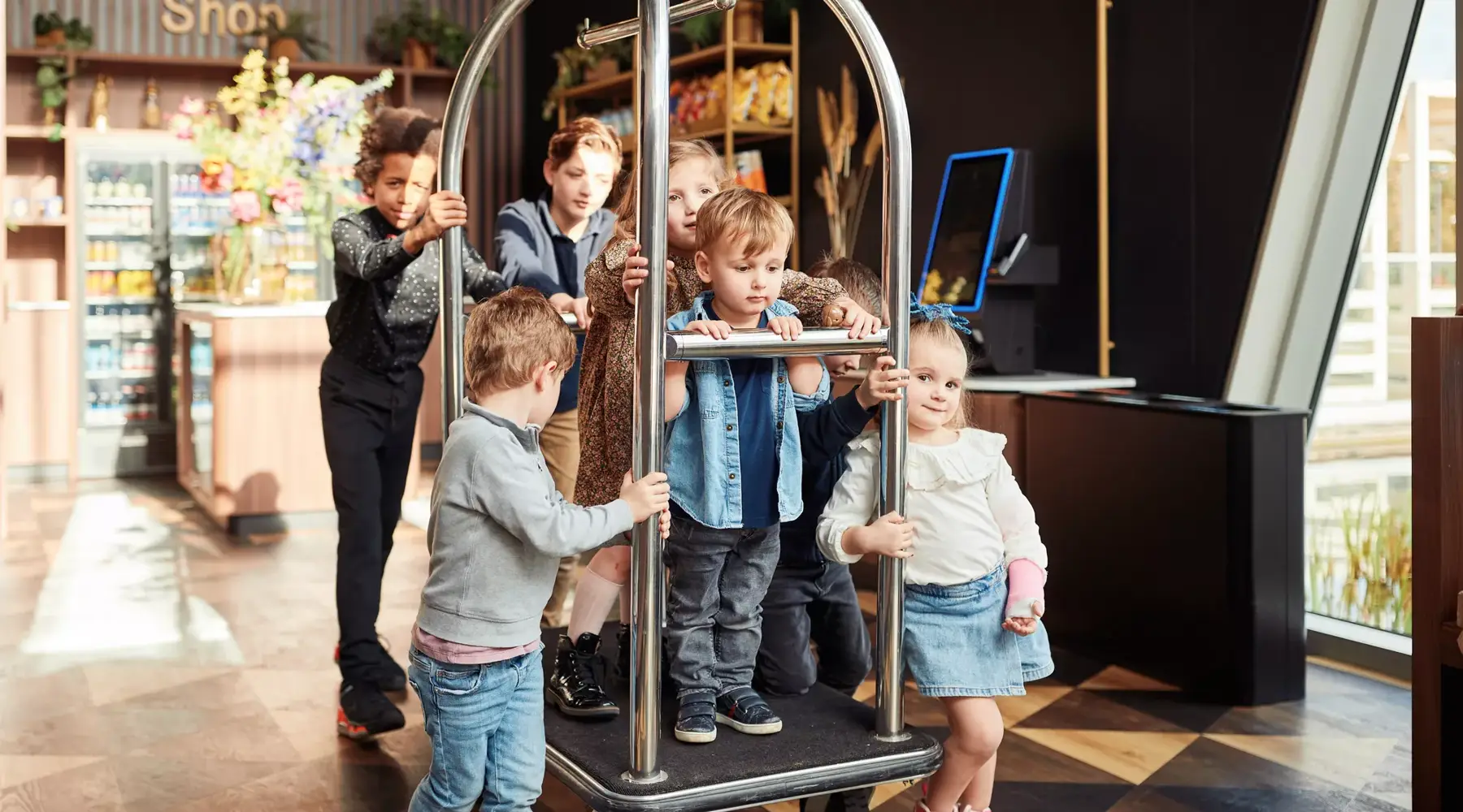 Kinderen staan in de lobby van het hotel 
