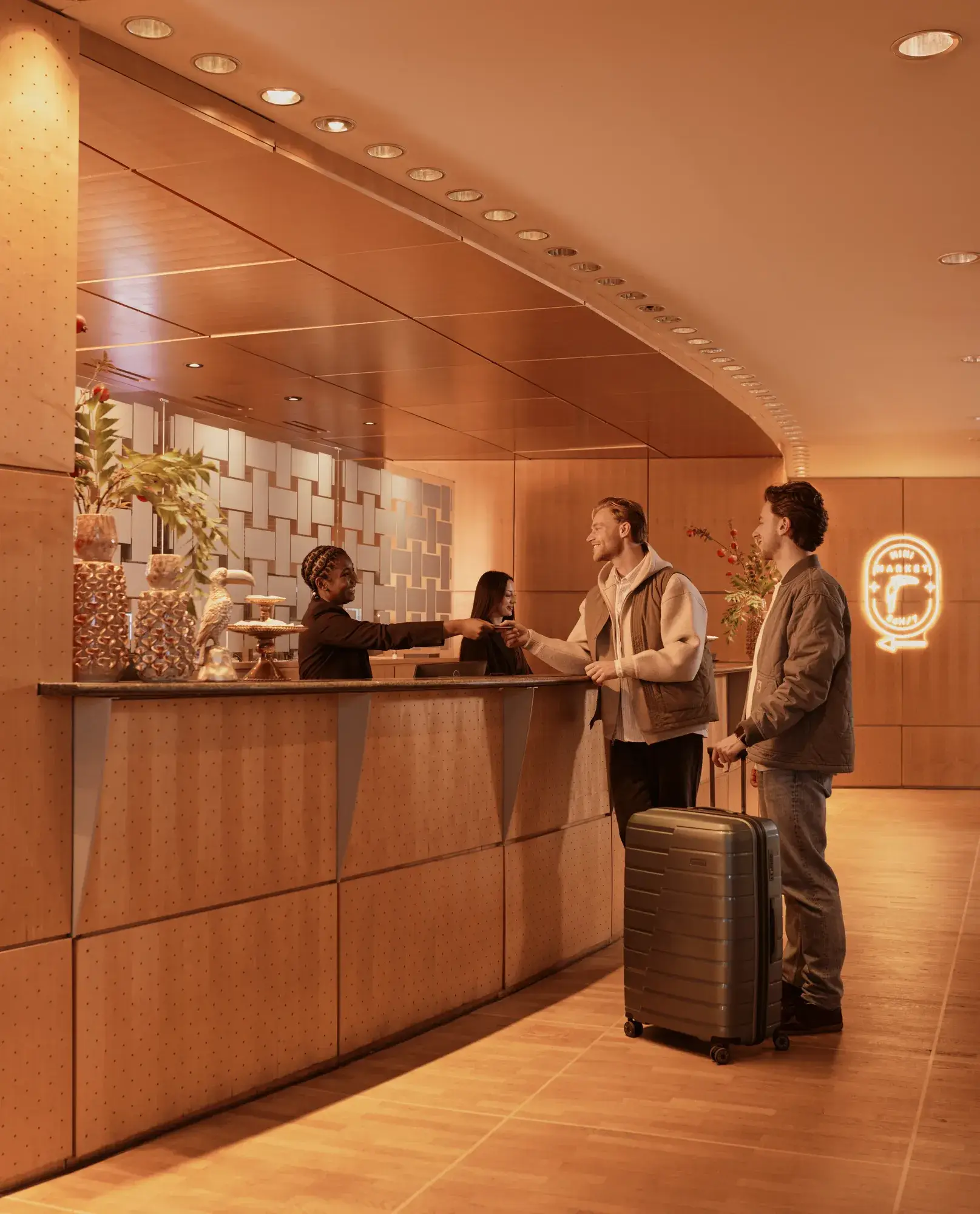 2 personnes à la réception de l'hôtel Van der Valk Paris CDG Airport