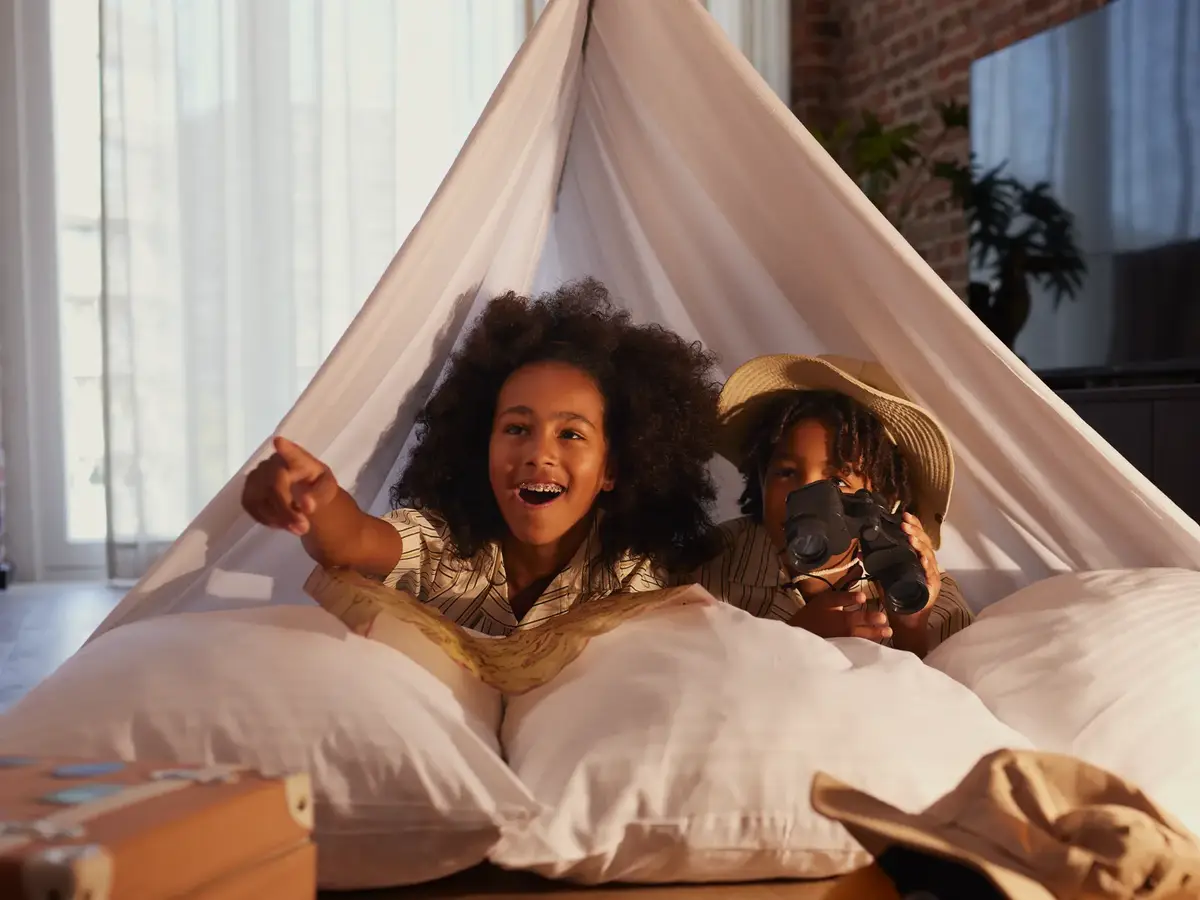 Kids in a tent in a hotel room of Van der Valk