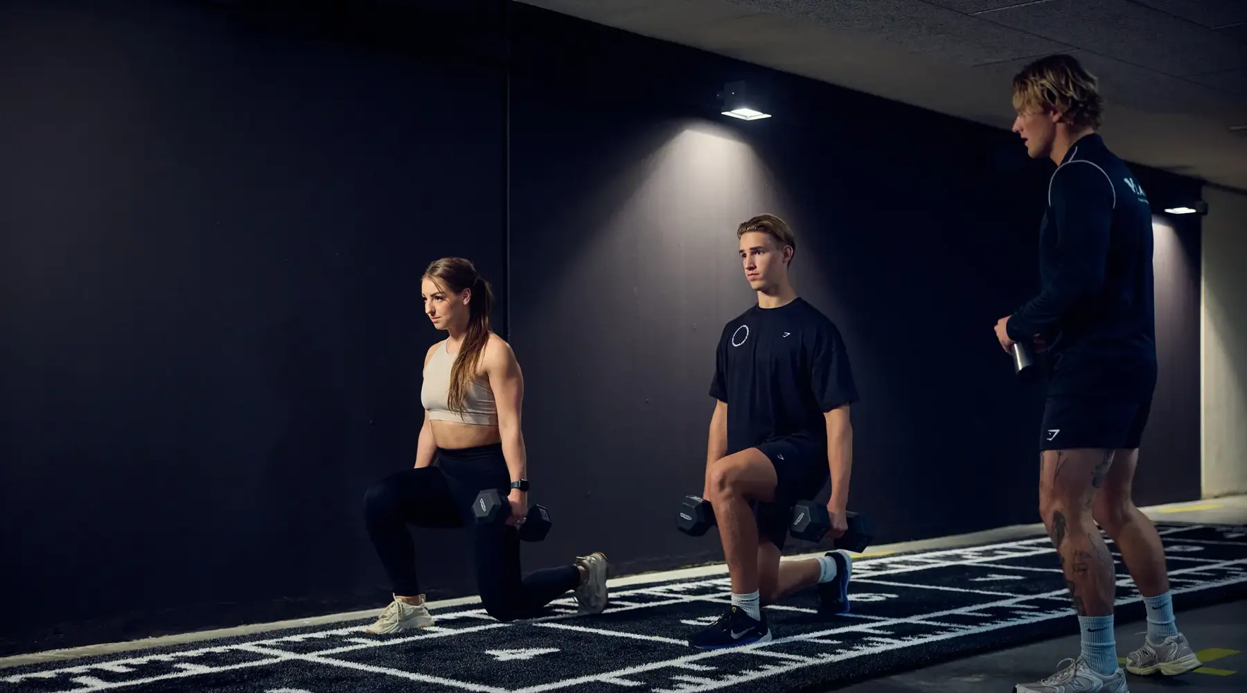 Stel doet lunges in de sportschool