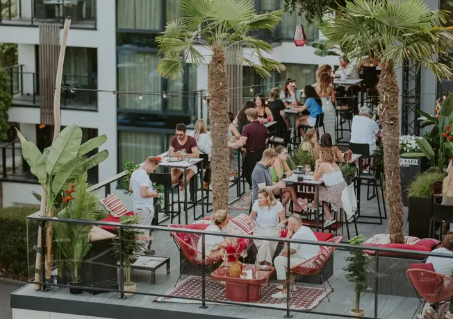 Ambiance feutrée et design du Petrus Bar Lounge à l'hôtel Van der Valk Nivelles-Sud, idéal pour un cocktail ou un afterwork.