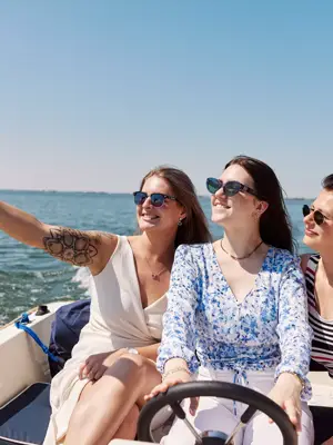 Freundinnen auf einem Boot