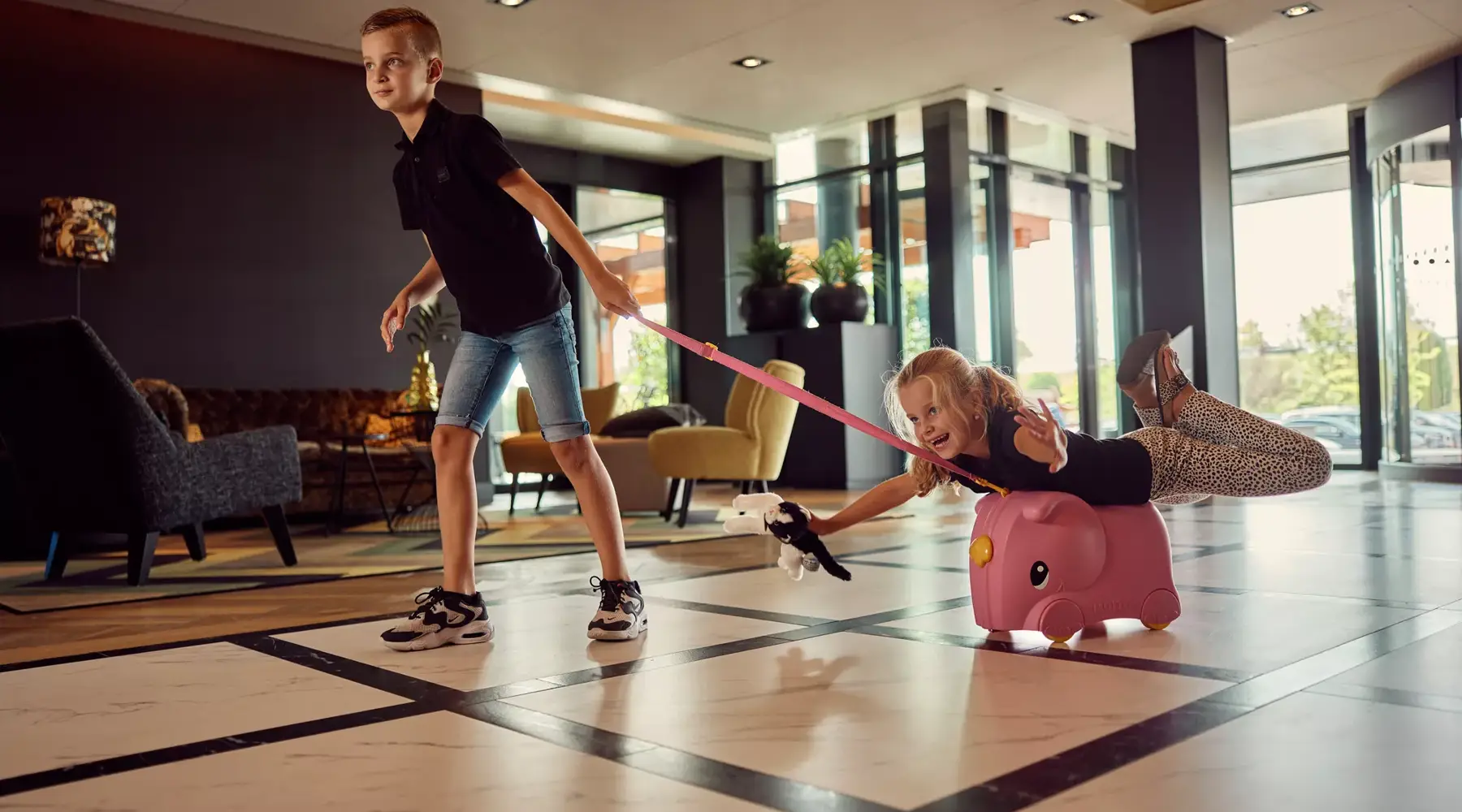 Kinder checken spielerisch ein