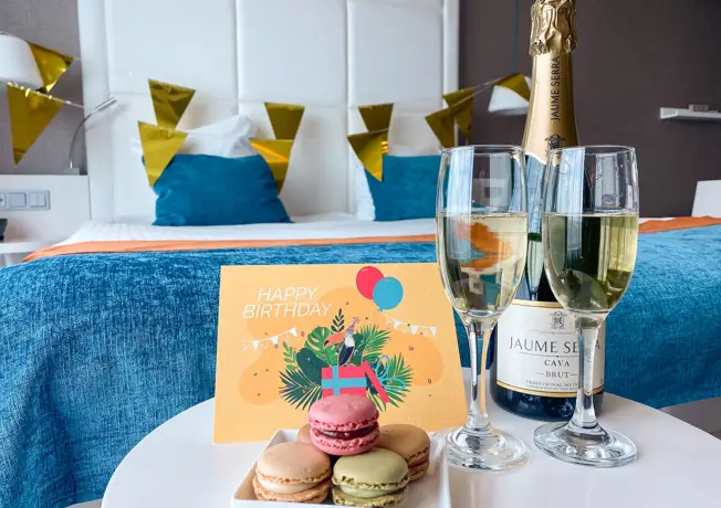 Verjaardagspakket met cava, macarons, slingers en een kaartje