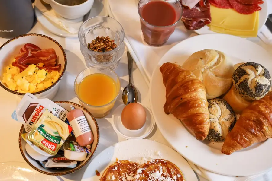 Ontbijt met verschillende broodjes.