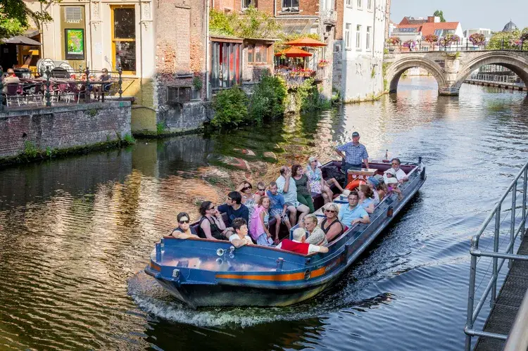 Bootje met mensen op de Binnendijle