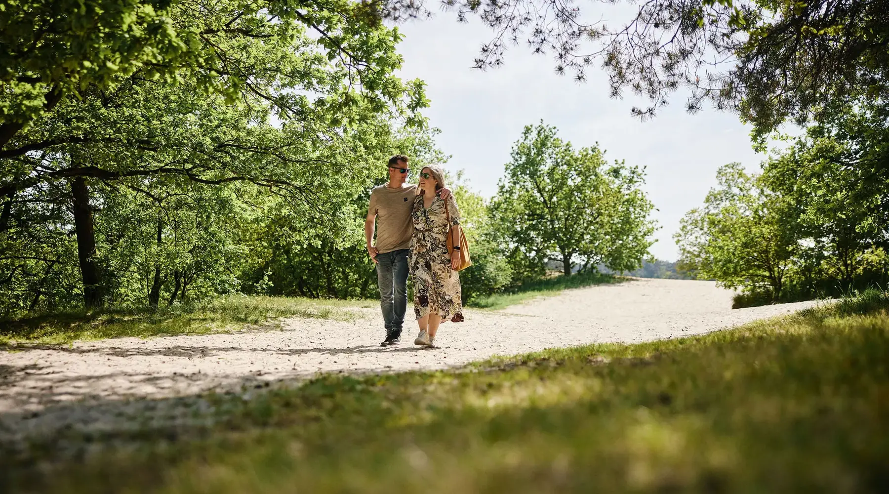 Koppel wandelend regio Den Bosch