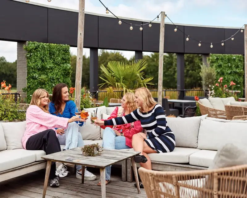 Ce que les gens font sur la terrasse
