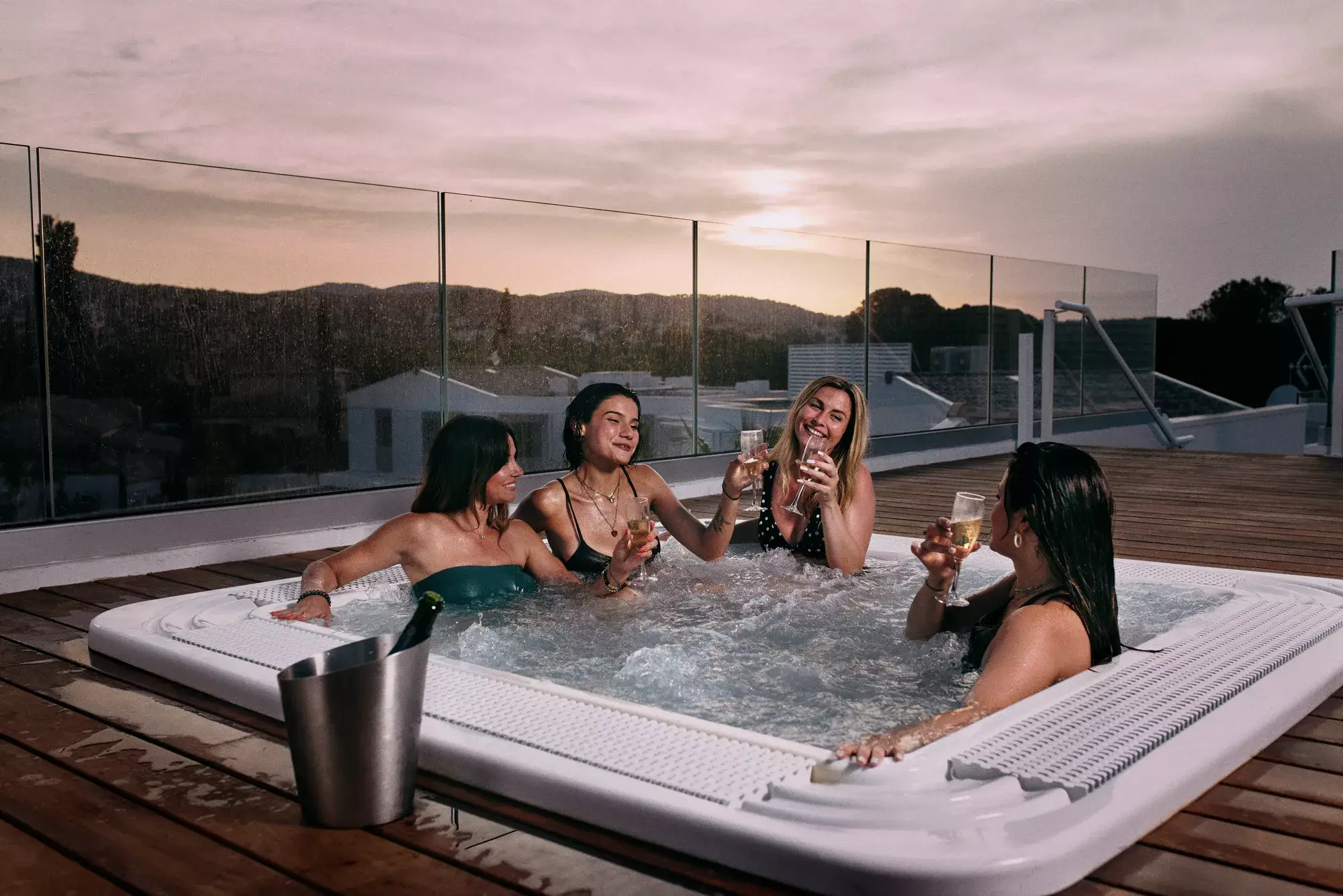 Les amies sont ensemble dans le bain à remous sur la terrasse du toit de l'Hôtel Bloom.