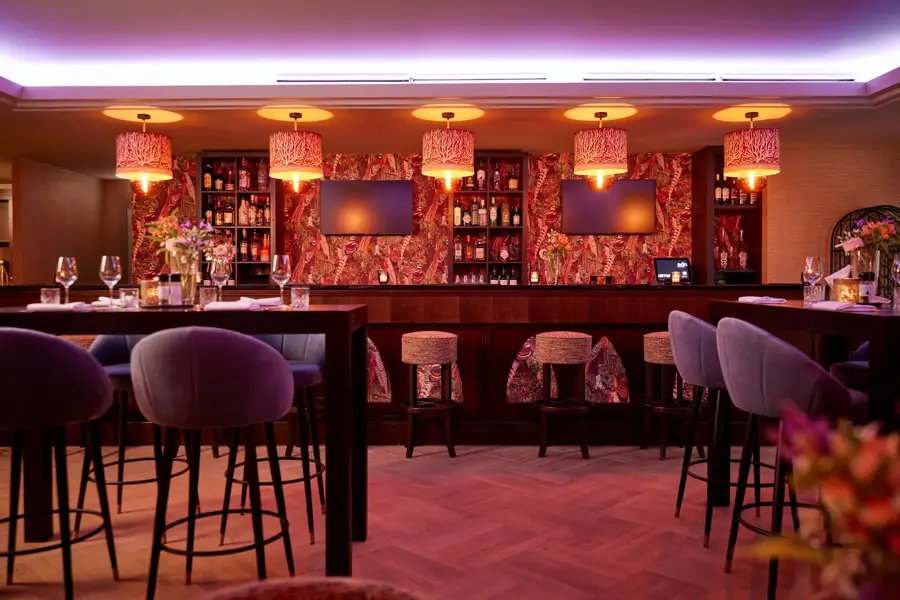 Semmy's Bar, sfeerfoto van hoge tafels en de bar