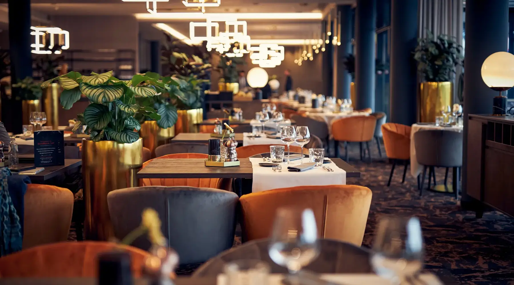 Vue d'ensemble du restaurant moderne de l'hôtel Van der Valk Nivelles-Sud, espace élégant pour repas et petits-déjeuners.