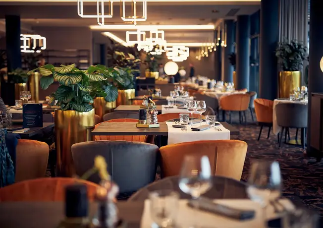 Interieur und gedeckte Tische im Restaurant des Hotel Nivelles - Sud