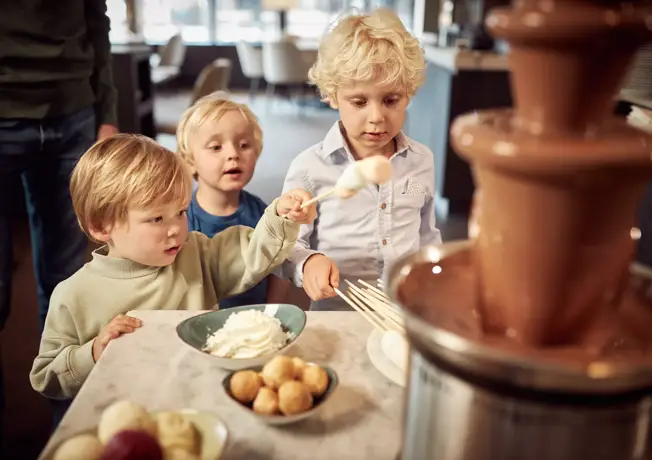 Kinderen bij chocolade fontijn 