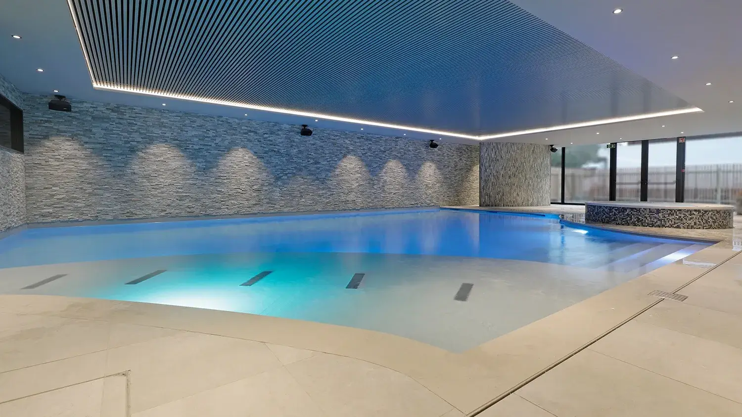 Panoramic view of the indoor pool: a peaceful sanctuary at the heart of the Nivelles Spa.