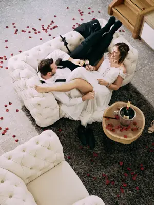 Hochzeitspaar auf Sofa