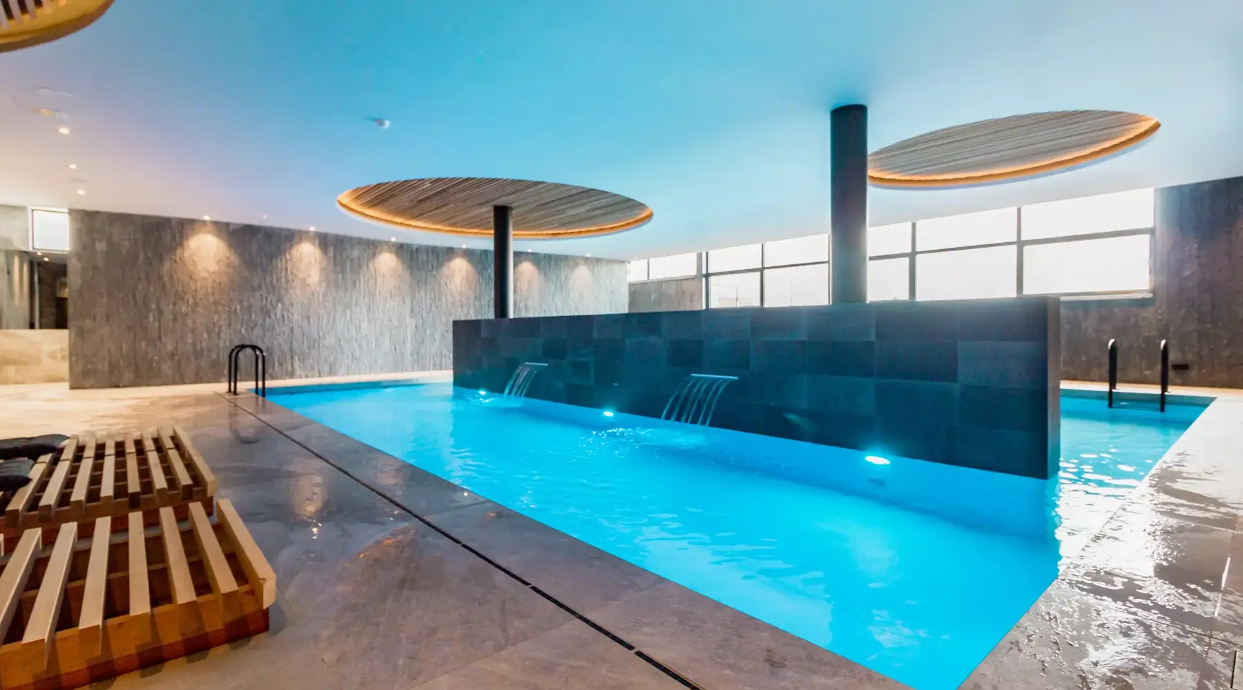 Schwimmbad im Hotel Mons