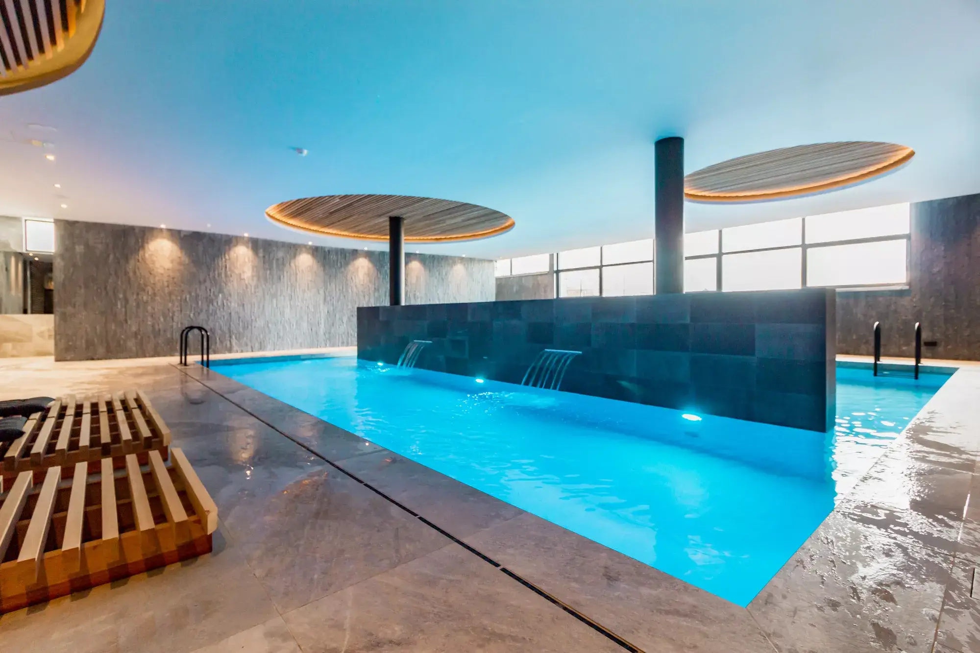 Schwimmbad im Hotel Mons