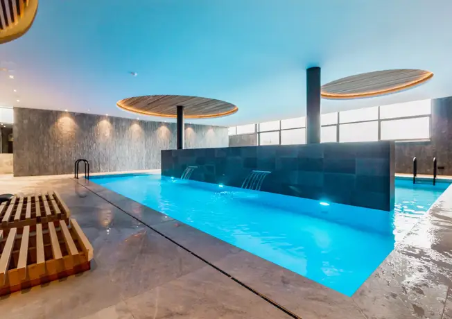 Schwimmbad im Hotel Mons