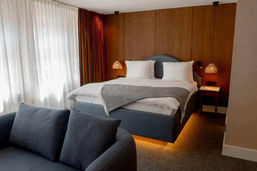 Executive Bett
