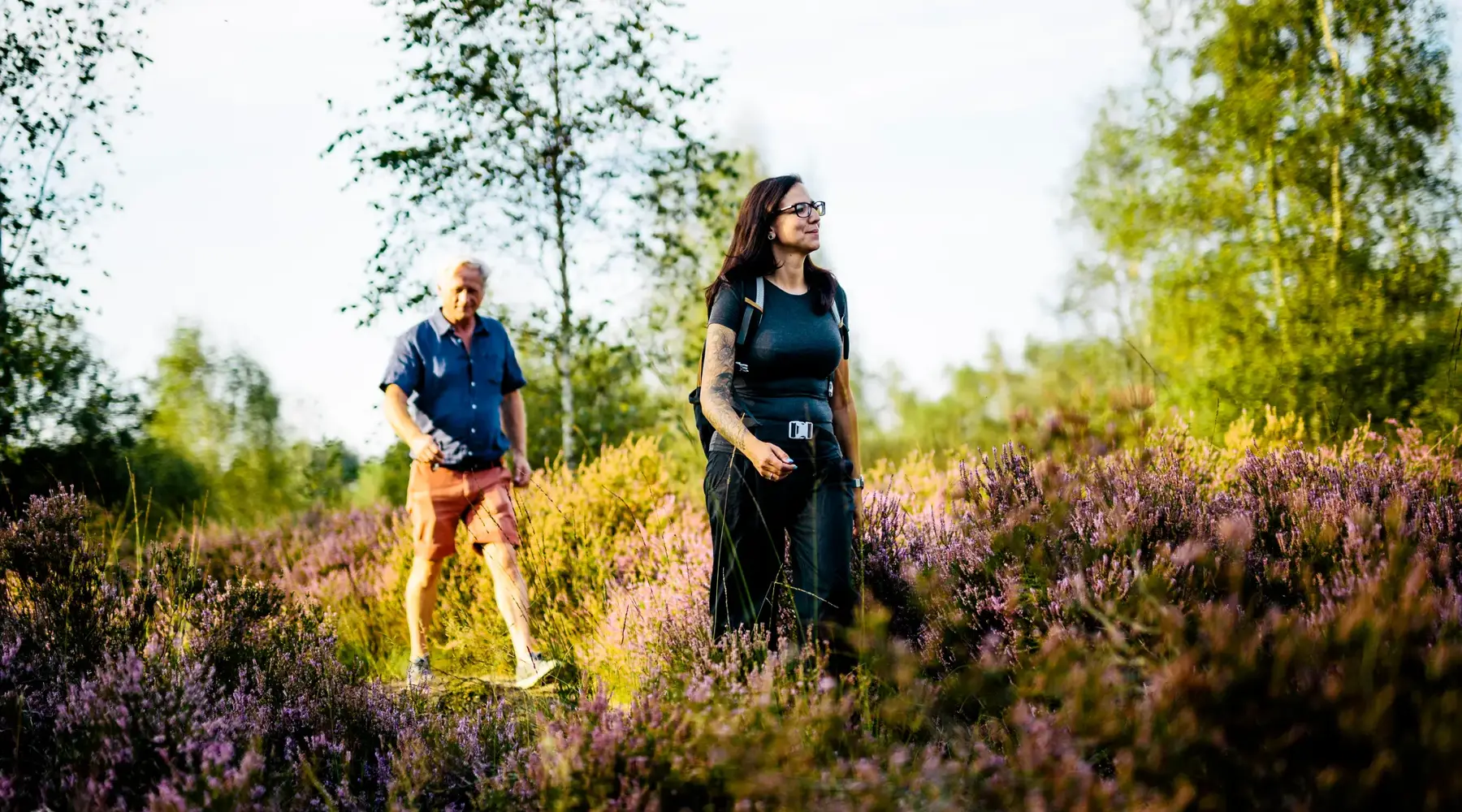 Koppel wandelt in de natuur van Klein Schietveld.