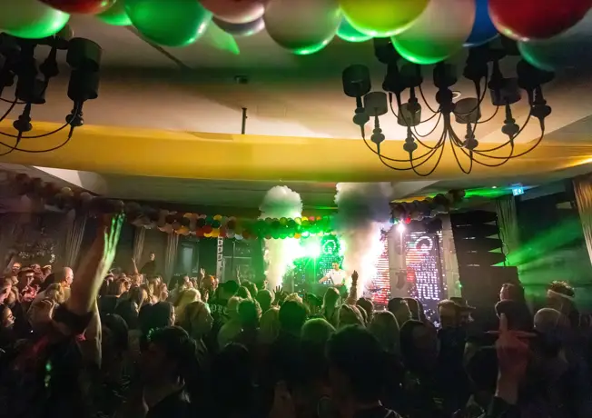 Les professionnels ont un verre.