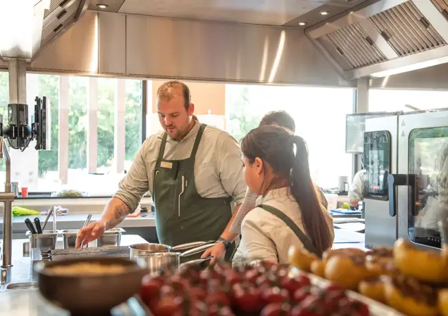 Koks die eten aan het bereiden zijn
