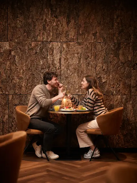 Koppel aan het ontbijten met prosecco.