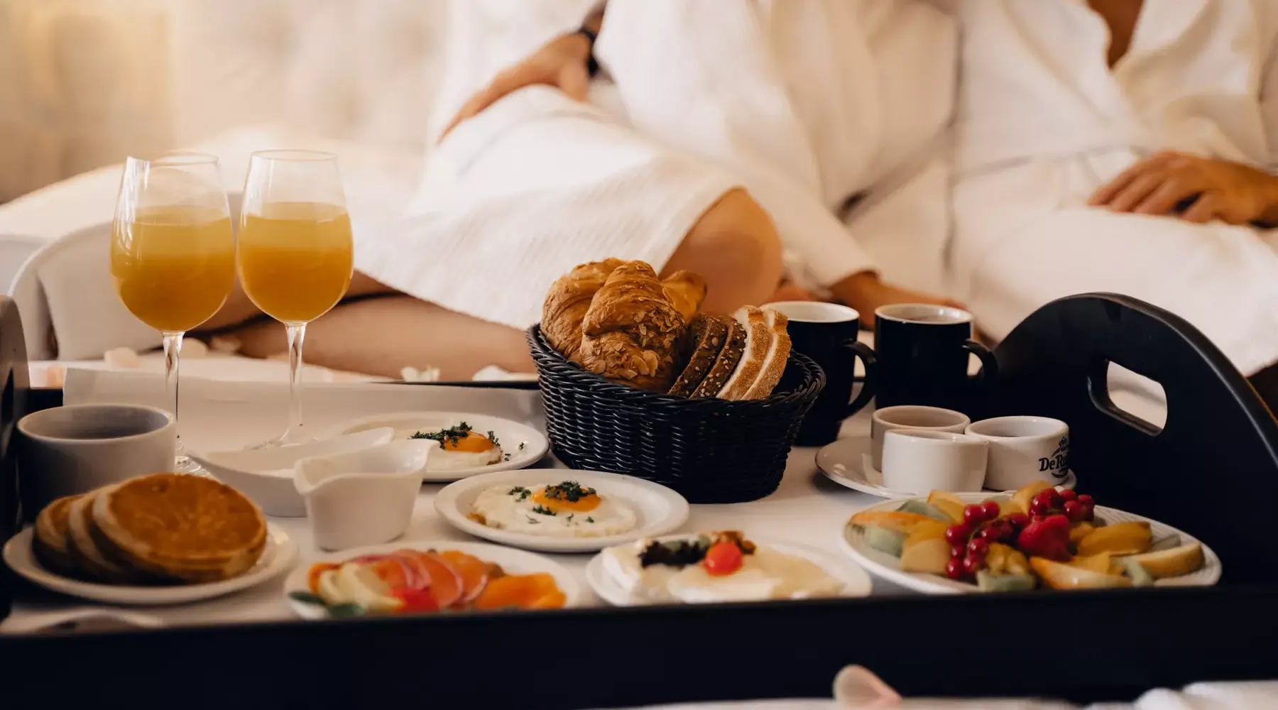 Ontbijt op bed met roomservice.