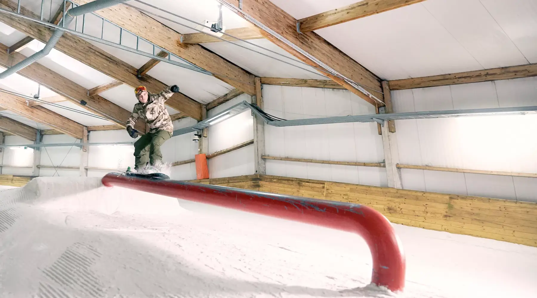 Man fährt auf Schienen bei der Indoorpiste des Alpincenters Bottrop.