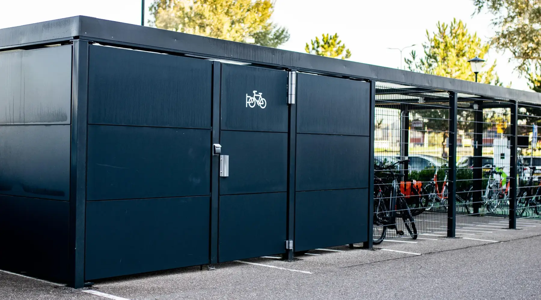 Overdekte fietsenstalling Van der Valk hotel Sassenheim - Leiden