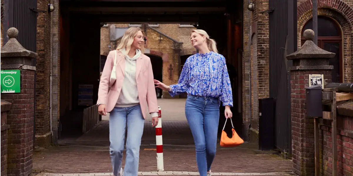 Girls are walking through Leeuwarden.