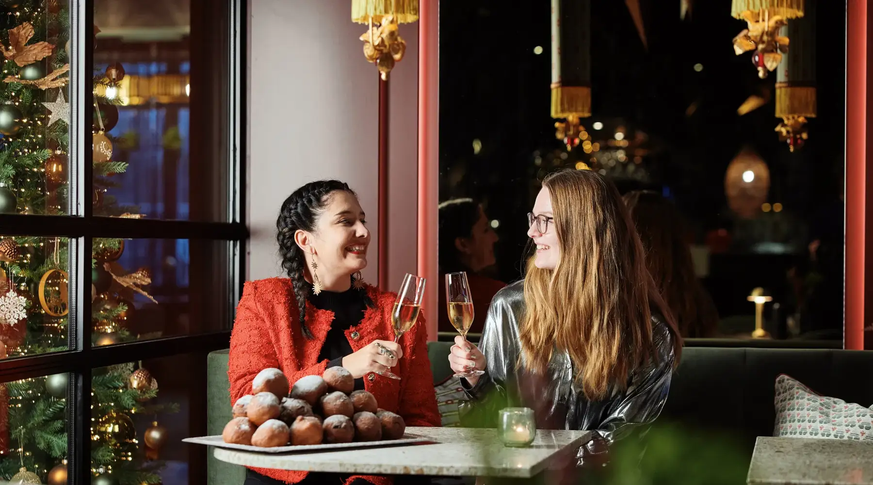 Frauen stoßen mit Champagner an.