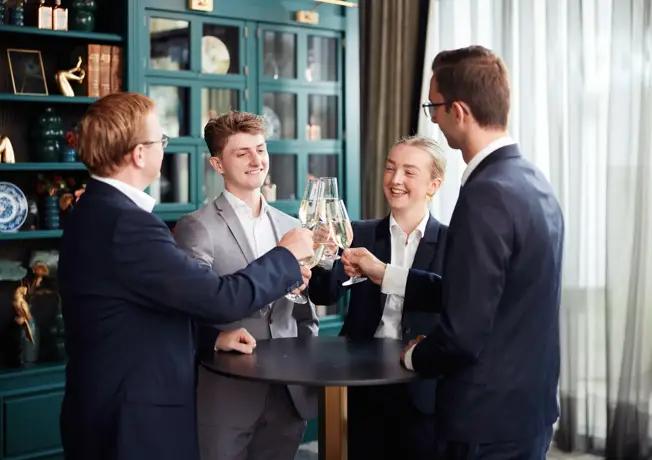 Zakelijke mensen hebben een borrel