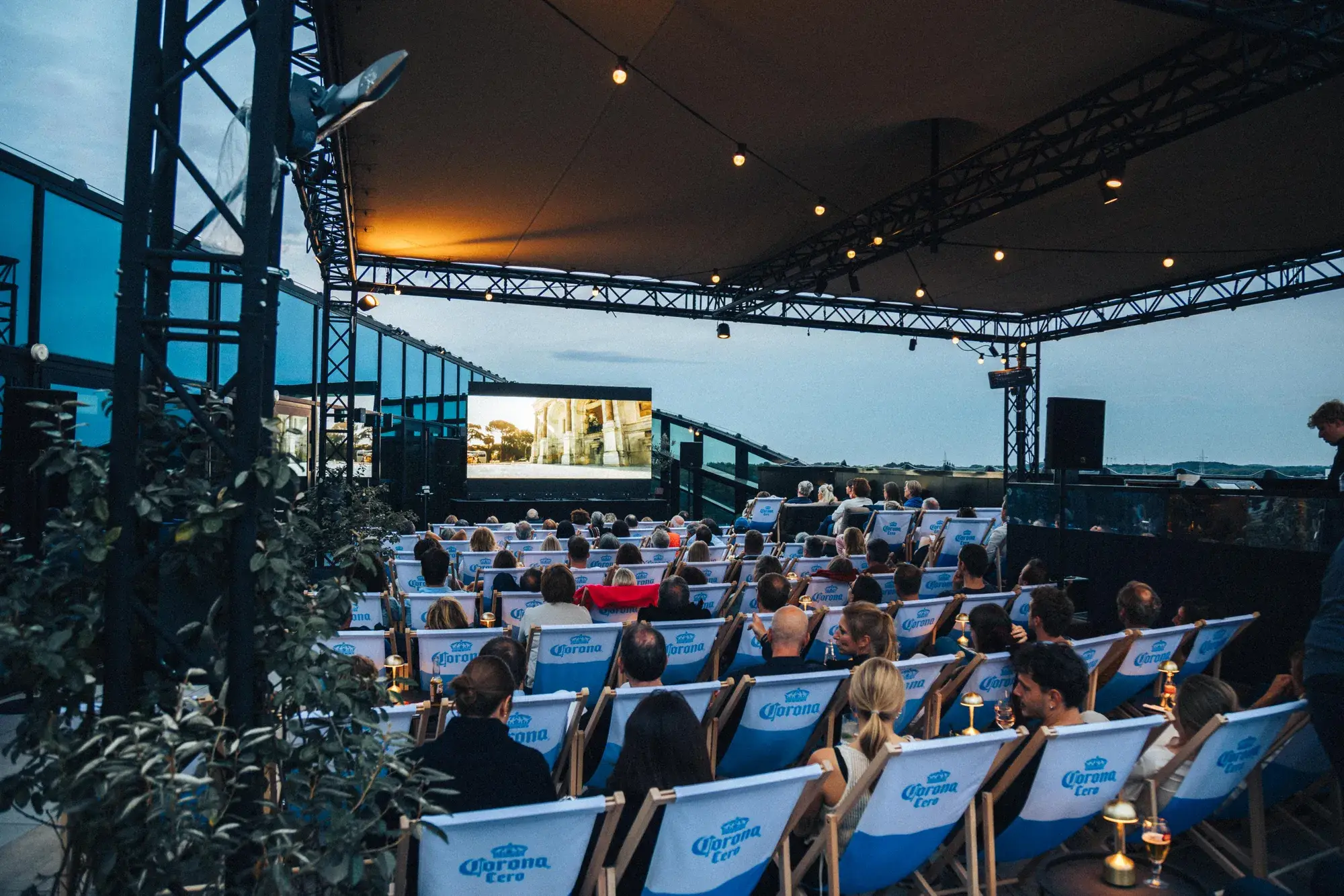 Openlucht cinema op rooftopterras Hotel Gent